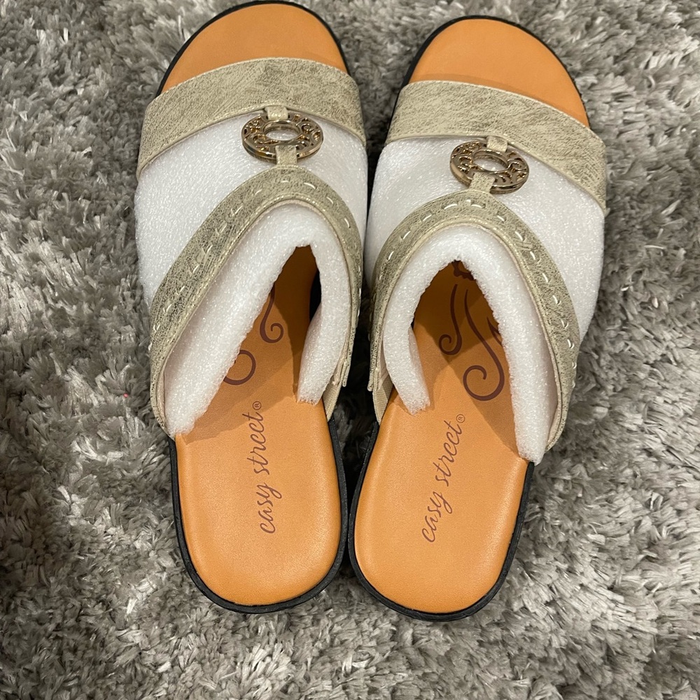 Women’s slip on Sandals-Easy Street-size 8
Brand new with box
Gold and tan